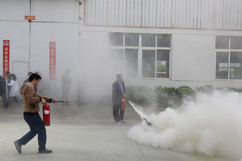 警報(bào)響起，員工撤離現(xiàn)場